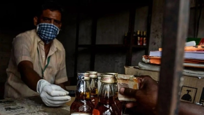 Hindistanda saxta spirtli içkilərdən ölənlərin sayı artır